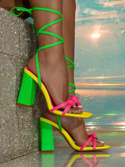 Tacones gruesos con lazo y bloques de color