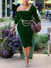 Vestido con abertura en un hombro y cinturón de cadena