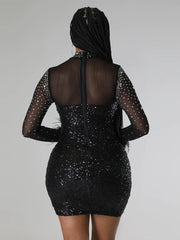 Mesh-Kleid mit Pailletten und Strasssteinen und Federärmeln