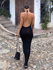 Vestido largo ajustado con cuello halter y color liso