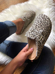 Sandalias con punta redonda y decoración de hebilla