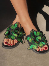 Pantuflas con mariposas bordadas