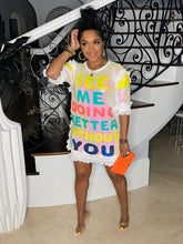 Kleid mit Pailletten und buntem Buchstaben-Print