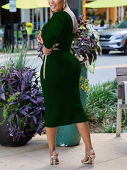 Vestido con abertura en un hombro y cinturón de cadena