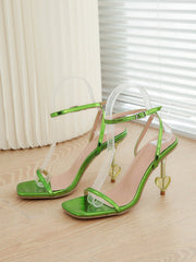 Tacones de aguja con diseño de corazón envolvente en el tobillo