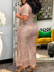 Kleid mit Schlitz und Paillettenknöpfen