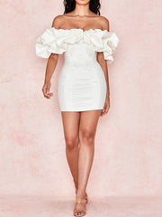 Vestido mini ajustado con volantes en color liso