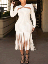 Rückenfreies Midikleid mit Quasten und Aushöhlung