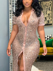 Kleid mit Schlitz und Paillettenknöpfen
