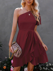 Minivestido con volante y un hombro al descubierto