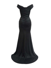 Vestido largo cruzado con abertura y hombros descubiertos