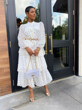 Elegante vestido con volantes y lunares