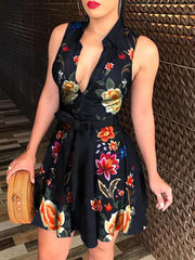 Vestido con escote en V y cinturón estampado