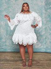 Vestido con hombros descubiertos y calados