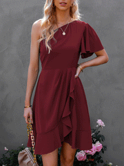 Minivestido con volante y un hombro al descubierto