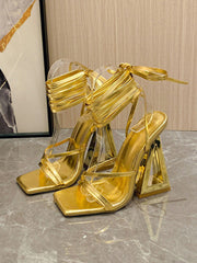 Sandalen mit Geo-Absatz und quadratischer Zehenpartie