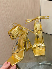 Sandalen mit Geo-Absatz und quadratischer Zehenpartie