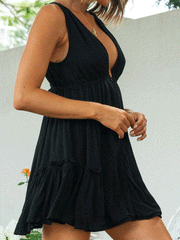 Ärmelloses Minikleid mit tiefem V-Ausschnitt