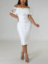 Vestido de malla con botones de perlas y hombros descubiertos