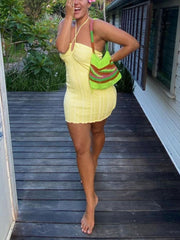 Vestido mini ajustado de color liso con cuello halter