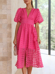 Vestido acampanado con escote en V y cuadros