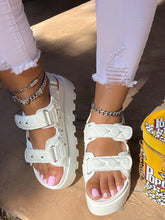 Sandalias de suela gruesa con decoración de tachuelas de velcro