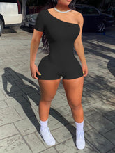 Mono corto ajustado de canalé con un hombro al descubierto