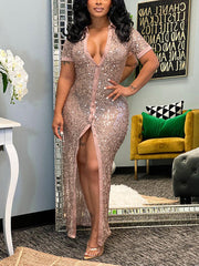 Kleid mit Schlitz und Paillettenknöpfen