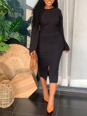 Figurbetontes Midikleid mit geschlitzten Ärmeln und Umhang