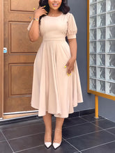 Kleid mit Puffärmeln und Cut-Out auf der Rückseite