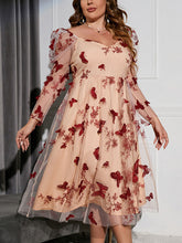 Vestido de malla con bordado de mariposas y escote en V