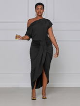 Elegante vestido plisado de un solo hombro