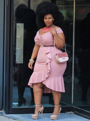 Vestido midi con hombros descubiertos y dobladillo con volantes