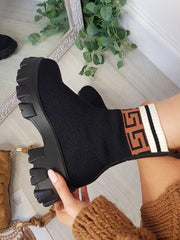 Gestrickte Stiefel mit dickem Absatz