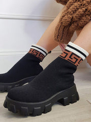 Gestrickte Stiefel mit dickem Absatz