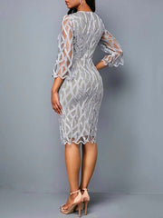 Kleid mit Spitzeneinsatz und Dreiviertelärmeln