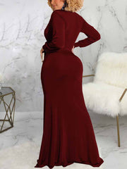 Vestido ajustado con escote en V y abertura lateral