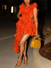 Vestido asimétrico con volantes florales y mangas de mariposa