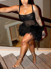 Kleid aus Netzstoff mit Spaghettiträgern und Federn