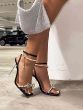 Tacones con lazo y perlas