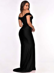 Vestido largo cruzado con abertura y hombros descubiertos