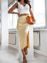 Gestrickter Rock mit seitlichem Schlitz und Knopfdekor