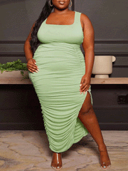 Gerüschtes, figurbetontes Midikleid mit Schlitz