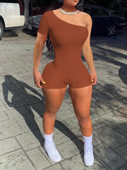 Mono corto ajustado de canalé con un hombro al descubierto