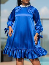 Vestido con volantes y mangas vendadas con cuello de perlas