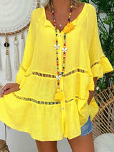 Lockeres Kleid mit V-Ausschnitt und Cut-Outs