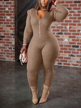 Gestrickter Jumpsuit mit Kapuze und gepolsterten Schultern