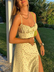 Vestido midi fruncido con abertura y estampado floral