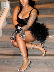 Kleid aus Netzstoff mit Spaghettiträgern und Federn