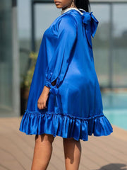 Vestido con volantes y mangas vendadas con cuello de perlas